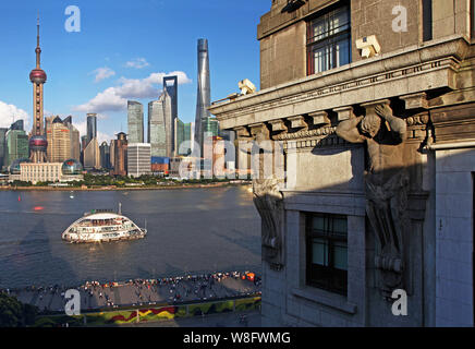 Das Bild vom Fairmont Peace Hotel auf der Bund zeigt einen Blick auf den Huangpu Fluß und die Finanzviertel Lujiazui mit dem Oriental Pearl TV T Stockfoto