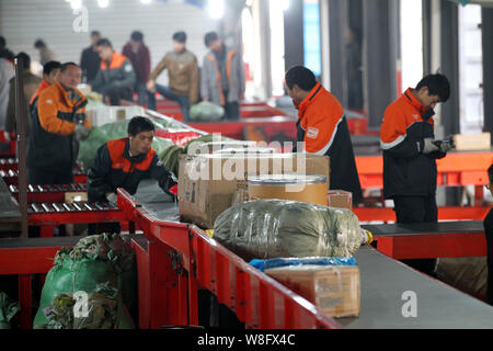 ------ Chinesische Arbeiter sortieren Pakete, von denen die meisten aus online einkaufen, bei einer Distribution Center von STO Express oder Express in Nantong Shentong c Stockfoto