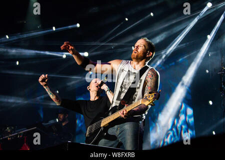 Mitglieder der amerikanischen Rock Band Linkin Park durchführen, während die China Tour Konzert 2015 in Nanjing, Provinz Jiangsu, China, 17. Juli 2015. Stockfoto