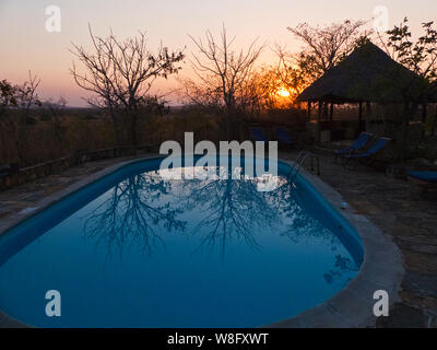 Sonnenaufgang am Stanley's Koppie im Herzen des Mikumi Nationalpark. Die Lodge bietet einen spektakulären 360 Grad Blick auf die Flutebene und das Mtaka Stockfoto