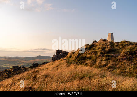 Die trigonometrie Punkt oben auf der Kakerlaken bei Sonnenuntergang im Peak District National Park. Stockfoto