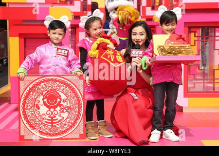 Hong Kong Model und Schauspielerin Angelababy, zweite rechts, Haltungen mit Kinder bei einer Veranstaltung der bevorstehenden Chinesisches Neujahr in Hongkong, China zu feiern, Stockfoto