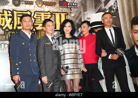 (Von links) Hong Kong Schauspieler Shawn Yue, Nick Cheung, Schauspielerin Carina Lau, Jasmin Tan, Ehefrau von Schauspieler Chow Yun-fat und Chow Yun-fat Pose während der Prem Stockfoto