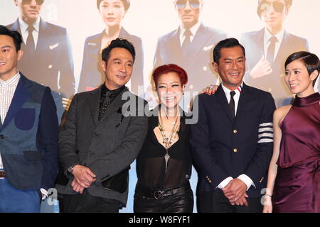 (Von links) Hong Kong Schauspieler Julian Cheung, Francis Ng, Schauspielerin Sammi Cheng, Schauspieler Louis Koo und Darstellerin Charmaine Sheh Lächeln während der Premiere o Stockfoto