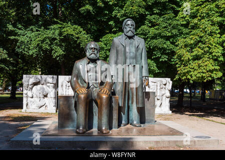 Statue von Karl Marx und Friedrich Engels in Berlin Stockfoto