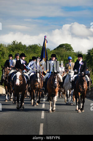 Coldstream, Scottish Borders, Schottland, UK, 8. August 2019. Die 2019 Coldstreamer Jono Wallis führt die Kavalkade in der schottischen Grenze auf Coldstream Bridge von Flodden nach der jährlichen rideout (auf der Website des 1513 Kampf, in dem James IV von den Engländern geschlagen wurde), während Coldstream Civic Woche. Die Grenze gemeinsame Ridings, die beginnt mit Berwick und den ganzen Sommer über mit anderen Grenzstädten Holding ihre (Hawick, Melrose, Jedburgh, Kelso, Duns und Lauder) mit Coldstream, die letzte fort. Stockfoto