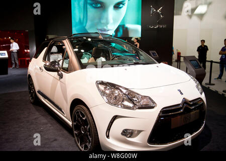 ---- Ein Citroen DS4 ist auf dem Display während ein Automobil Ausstellung in Peking, China gesehen, den 9. August 2013. Der französische Autobauer PSA Peugeot Citroen cred Stockfoto