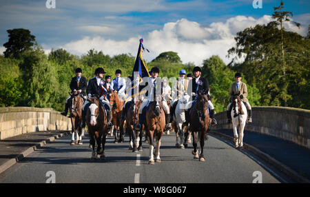 Coldstream, Scottish Borders, Schottland, UK, 8. August 2019. Die 2019 Coldstreamer Jono Wallis führt die Kavalkade in der schottischen Grenze auf Coldstream Bridge von Flodden nach der jährlichen rideout (auf der Website des 1513 Kampf, in dem James IV von den Engländern geschlagen wurde), während Coldstream Civic Woche. Die Grenze gemeinsame Ridings, die beginnt mit Berwick und den ganzen Sommer über mit anderen Grenzstädten Holding ihre (Hawick, Melrose, Jedburgh, Kelso, Duns und Lauder) mit Coldstream, die letzte fort. Stockfoto