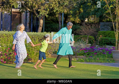 Familie in einem Rasen spielen Stockfoto