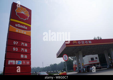 ---- Blick auf eine Tankstelle von PetroChina, eine Tochtergesellschaft der CNPC (China National Petroleum Corporation), in der Stadt Huaibei, der ostchinesischen Provinz Anhui Stockfoto