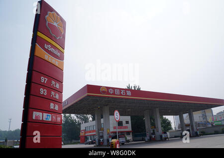 ---- Blick auf eine Tankstelle von PetroChina, eine Tochtergesellschaft der CNPC (China National Petroleum Corporation), in der Stadt Huaibei, der ostchinesischen Provinz Anhui Stockfoto