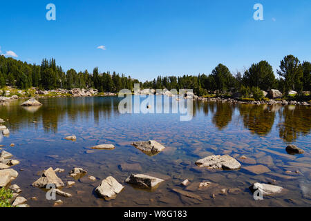 Das kristallklare Wasser von einem hohen Berg See. Stockfoto