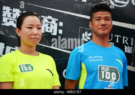 Chinas erste Internationale ultra-Marathon Meister Chen Penbin, rechts, und Chinesischen tennis player Zheng Jie nehmen an der Zeremonie die Herausforderung zu starten Stockfoto