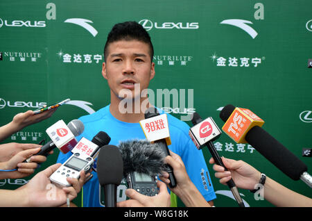 Chinas erste Internationale ultra-Marathon Meister Chen Penbin ist während der Zeremonie interviewt Die Herausforderung Der läuft 100 Marathons in zu starten Stockfoto