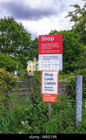 Zug Warnzeichen bei einem unbemannten Land Bahnstrecke Bahnübergang in ländlichen Familiars, Redbridge, Test Valley, Southampton, Hampshire Stockfoto