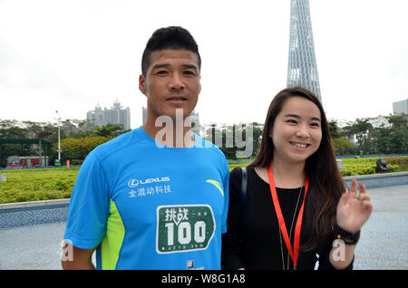 Chinas erste Internationale ultra-Marathon Meister Chen Penbin, Links, wirft mit einem Ventilator während der Zeremonie die Herausforderung Der läuft 100 Mara zu starten Stockfoto