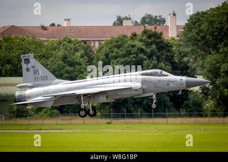 LE BOURGET PARIS - May 20, 2019: Pakistan Air Force PAC JF-17 Thunder Fighter jet Flugzeug Landung nach einem fliegenden Demonstration auf der Paris Air Show. Stockfoto