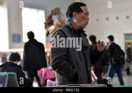 --FILE - Ein chinesischer Mann raucht eine Zigarette in den Warteraum der Chenzhou Bahnhof in Chenzhou Stadt, Provinz Hunan, China, 27. Febr. Stockfoto