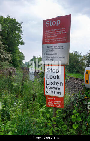 Zug Warnzeichen bei einem unbemannten Land Bahnstrecke Bahnübergang in ländlichen Familiars, Redbridge, Test Valley, Southampton, Hampshire Stockfoto