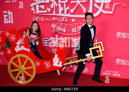 Chinesische Schauspieler, Deng Chao, rechts, Karren taiwanesische Schauspielerin Ruby Lin auf dem roten Teppich zur Premiere seines neuen Films 'Teufel und Engel' in Peking, Chi Stockfoto