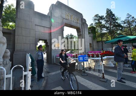 ---- Blick auf die West Gate von der Tsinghua Universität in Peking, China, 16. Mai 2014. Nach den Ergebnissen aus der UK-QS World University Rang Stockfoto