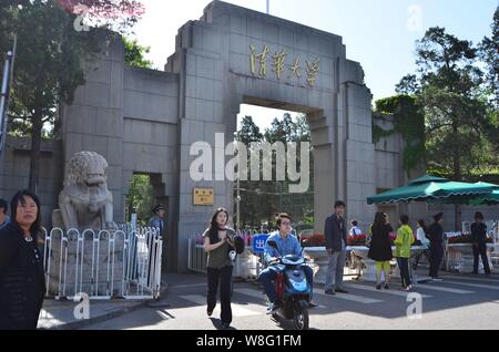 ---- Fußgänger für Fotos vor dem westlichen Tor der Tsinghua Universität in Peking, China, 16. Mai 2014 dar. Die beiden oberen Festland Universitäten c Stockfoto