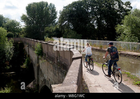 Radfahrer am Fluss Avon Aquädukt Überfahrt auf dem Grand Union Canal, Warwick, Warwickshire, England, Großbritannien Stockfoto