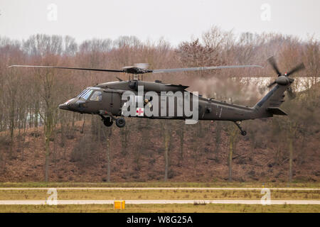 EINDHOVEN, die Niederlande - Feb 2, 2019: United States Army Sikorsky HH-60M Blackhawk Hubschrauber im Flug. Stockfoto