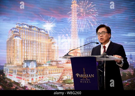 Wilfred Wong Ying-wai, Präsident und CEO von Sands China Ltd., bietet eine Rede auf dem Richtfest der halben Größe Replik des Eiffelturms Stockfoto