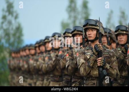 ------ Chinesische Soldaten der PLA (Volksbefreiungsarmee) nehmen Sie an einem Training für die bevorstehende militärische Parade zum Gedenken an die 70 t Stockfoto