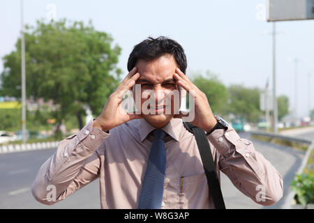 Vertriebsleiter leidet unter Kopfschmerzen Stockfoto