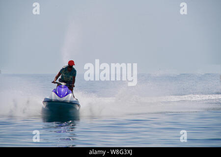 Mann, der mit einem Jetski auf dem Meer Stockfoto