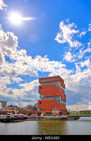 Antwerpen, Belgien - 26 April 2019: Museum aan de Stroom (MAS) entlang der Schelde und der Hafen von Antwerpen in Antwerpen, Belgien. Stockfoto