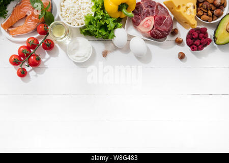 Ketogenic Low Carbs Diät - Essen auswahl auf weißem Hintergrund. Gesunde organische Bestandteile von hohen Gehalt an Fetten für das Herz und die Blutgefäße ausgeglichen. Fleisch, Fisch und Gemüse. Copyspace. Stockfoto