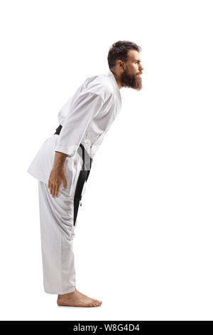 Volle Länge Profil Schuß eines bärtigen Mannes im Kimono isoliert Verbeugung auf weißem Hintergrund Stockfoto