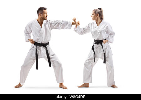 Volle Länge Profil geschossen von einem Mann und einer Frau üben Karate auf weißem Hintergrund Stockfoto