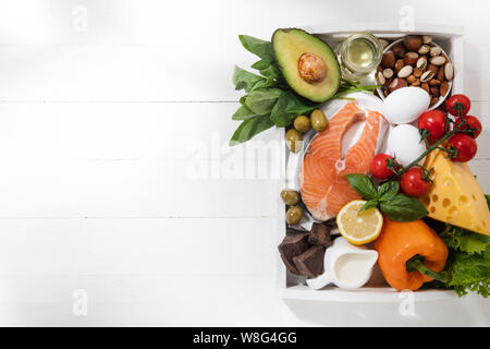 Ketogenic Low Carbs Diät - Essen auswahl auf weißem Hintergrund. Gesunde organische Bestandteile von hohen Gehalt an Fetten für das Herz und die Blutgefäße ausgeglichen. Fleisch, Fisch und Gemüse. Copyspace. Stockfoto