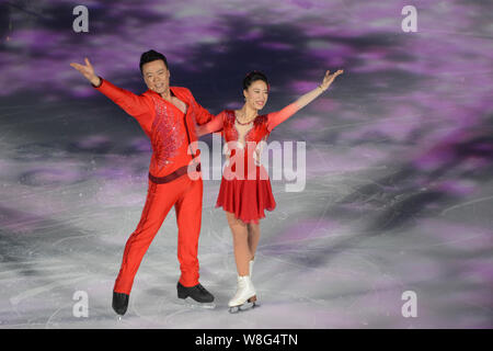 Chinesische Eiskunstlauf paar Shen Xue, rechts, und Zhao Hongbo bei der Eröffnung des ISU-Welt Eiskunstlauf-WM 2015 in Stockfoto