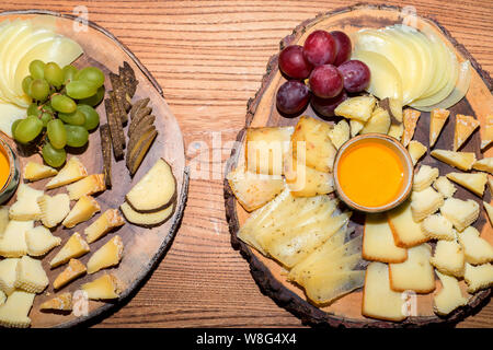Käse, Scheiben und Stücke auf Platten Draufsicht Stockfoto