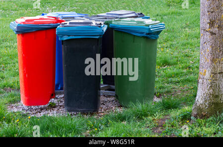 Abfallbehälter für die Mülltrennung und Recycling in einem Park Stockfoto