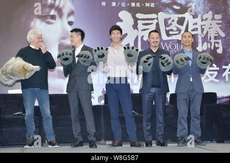 (Von links) der französische Regisseur Jean-Jacques Annaud, chinesische Akteure Feng Shaofeng und Dou Shao stellen während einer Pressekonferenz für ihren neuen Film "W Stockfoto