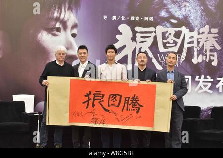 (Von links) der französische Regisseur Jean-Jacques Annaud, chinesische Akteure Feng Shaofeng und Dou Shao stellen während einer Pressekonferenz für ihren neuen Film "W Stockfoto