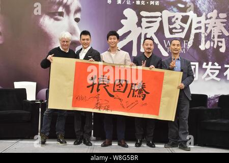 (Von links) der französische Regisseur Jean-Jacques Annaud, chinesische Akteure Feng Shaofeng und Dou Shao stellen während einer Pressekonferenz für ihren neuen Film "W Stockfoto