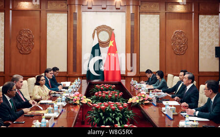 Peking, China. 9 Aug, 2019. Chinesischen Staatsrat und Außenminister Wang Yi Gespräche mit der pakistanische Außenminister Shah Mahmood Qureshi in Peking, der Hauptstadt von China, August 9, 2019. Qureshi ist in China auf eine besondere und Not besuchen. Credit: Ding Lin/Xinhua/Alamy leben Nachrichten Stockfoto