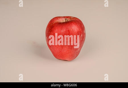 Red Apple auf weißem Hintergrund Reif. Nicht isolieren. Stockfoto