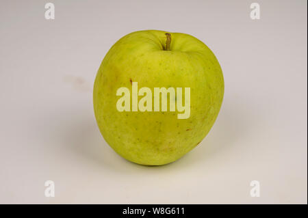 Green Apple auf weißem Hintergrund Reif. Nicht isolieren. Stockfoto