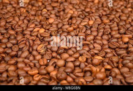 Geröstete Kaffeebohnen close-up. Hintergrundbild, Textur. Stockfoto