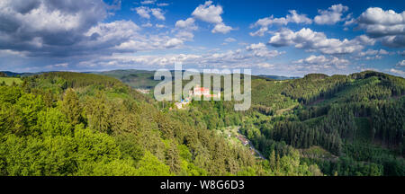 Burg Pernstejn ist eine Burg auf einem Felsen über dem Dorf Nedvedice und die Flüsse Svratka und Nedvedicka, rund 40 km (25 mi) nordwestlich von B Stockfoto