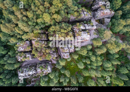 Die Tisa Felsen oder Tisa Wände sind eine bekannte Gruppe von Felsen im Westen der Böhmischen Schweiz nicht weit von seiner topographischen Vermessung mit dem Erz Stockfoto