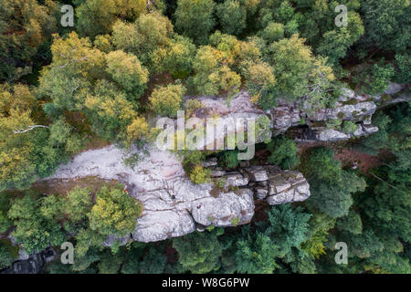 Die Tisa Felsen oder Tisa Wände sind eine bekannte Gruppe von Felsen im Westen der Böhmischen Schweiz nicht weit von seiner topographischen Vermessung mit dem Erz Stockfoto